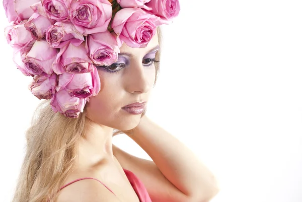 Jeune belle femme avec des fleurs roses — Photo
