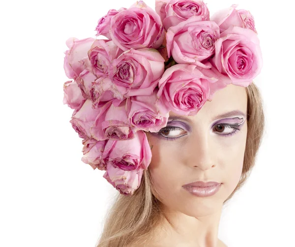 Ung vacker kvinna med rosa blommor — Stockfoto