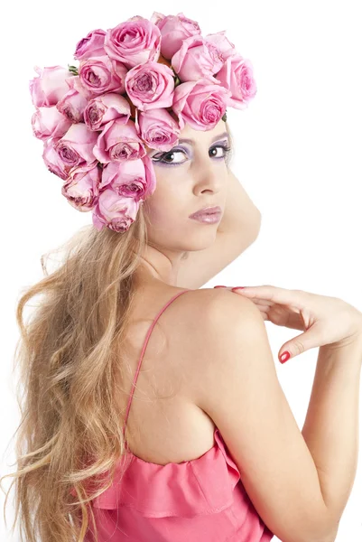Pembe çiçekli genç güzel kadın — Stok fotoğraf