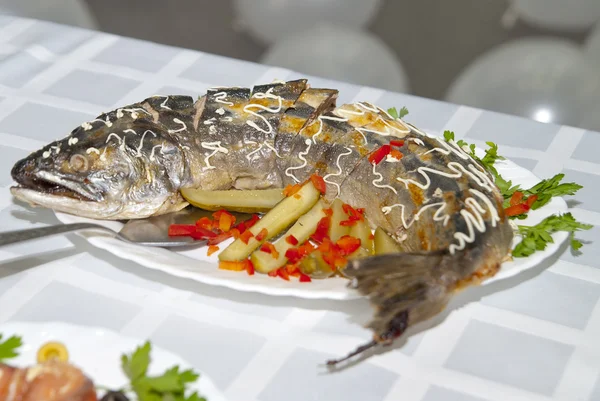 Gebratener Fisch garniert mit Salatgurke und Pfeffer — Stockfoto