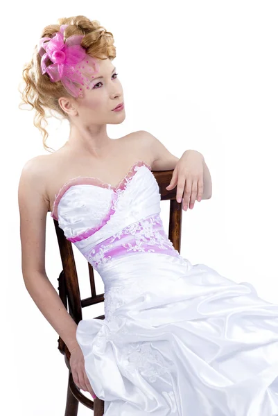 Vacker flicka i brudklänning — Stockfoto