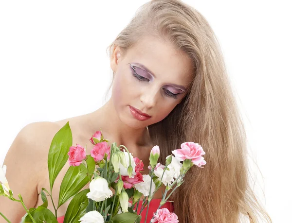 Mladá krásná žena s květinami — Stock fotografie