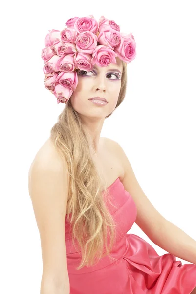 Mladá krásná žena s růžovými květy — Stock fotografie