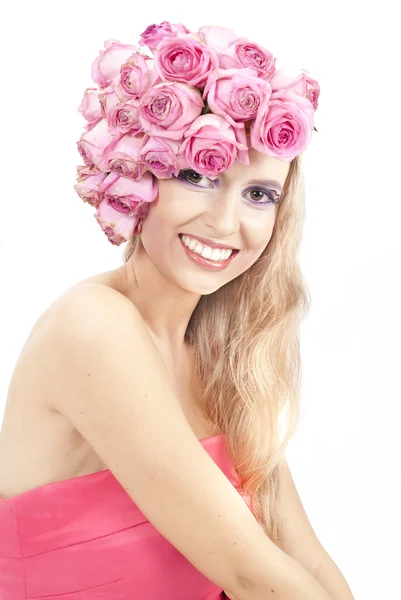 ピンクの花を持つ若い美しい女性 — ストック写真