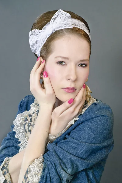 Όμορφη νεαρή γυναίκα με το κομψό τζιν μπουφάν. portra της μόδας — Φωτογραφία Αρχείου
