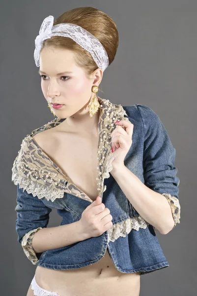 Gyönyörű fiatal nő, elegáns retro ruhák. divat fotó — Stock Fotó
