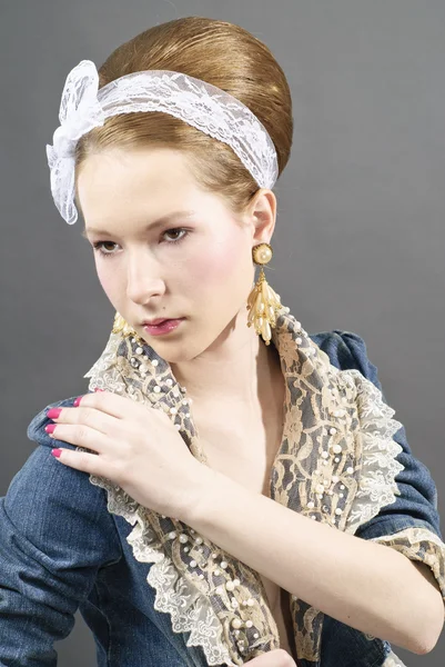 Gyönyörű fiatal nő, elegáns retro ruhák. divat könnyű ph — Stock Fotó