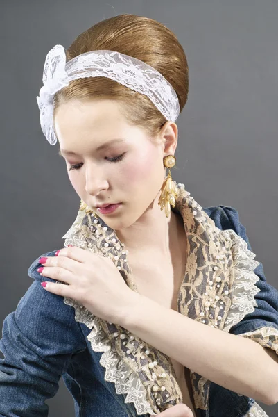 Güzel genç kadın şık Kot ceket ile. moda portra — Stok fotoğraf