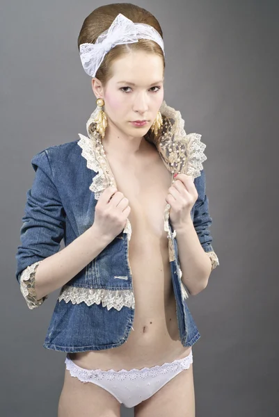 Gyönyörű fiatal nő, elegáns farmer kabát. divat fotó — Stock Fotó
