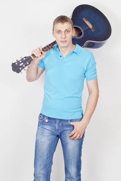 Przystojny młody mężczyzna z gitara — Zdjęcie stockowe