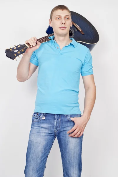 Jongeman met gitaar — Stockfoto
