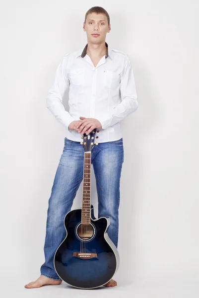 Pleine longueur de jeune homme avec guitare bleue — Photo