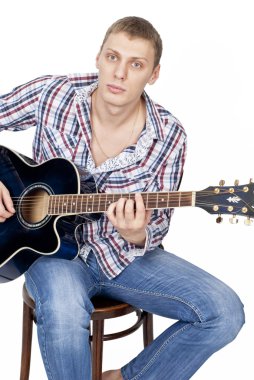 Mavi gitar ile yakışıklı adam