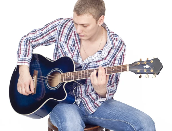 Giovane bell'uomo con chitarra blu su bianco — Foto Stock