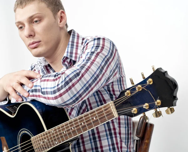 Mladý pohledný muž s blue kytara — Stock fotografie