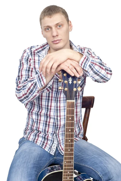 Mladý pohledný muž s kytarou — Stock fotografie