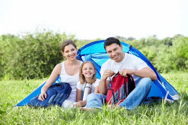 Семья с ребенком в палатке — стоковое фото