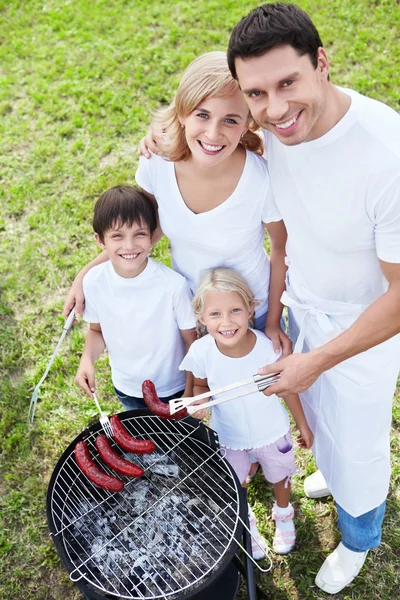 Familie op barbecue — Stockfoto