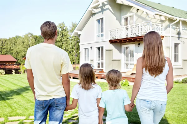Family with children looking at the house — Stock Photo, Image