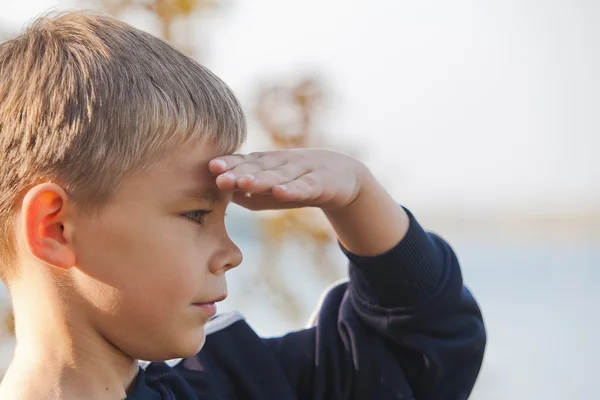 Boy looking at a distance — Stock Photo, Image