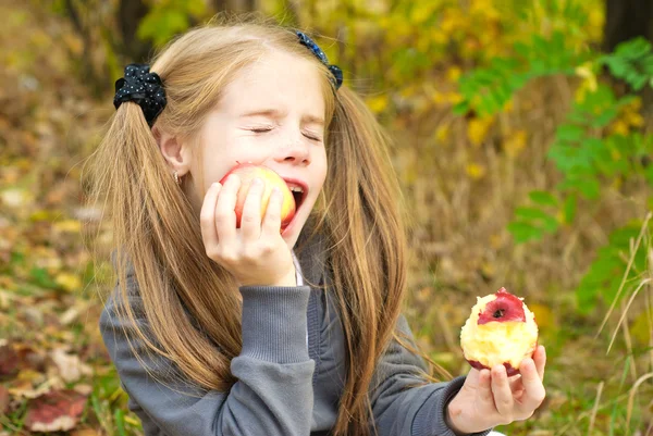 Küçük kız elma yiyor. — Stok fotoğraf
