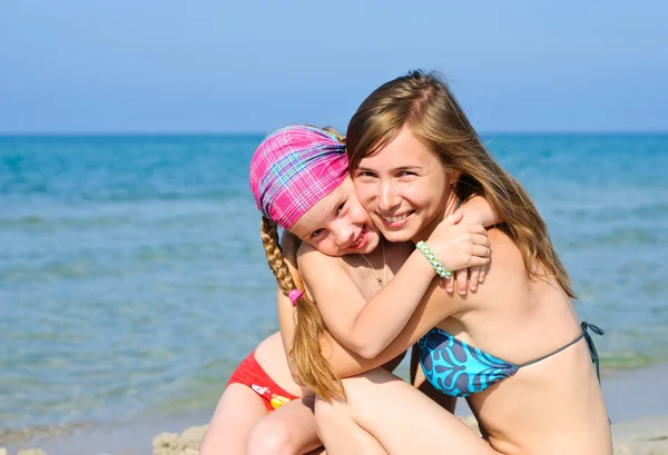 해변에 사는 어미와 딸 — 스톡 사진