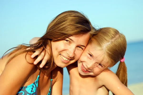 Madre e hija en la playa — Foto de Stock