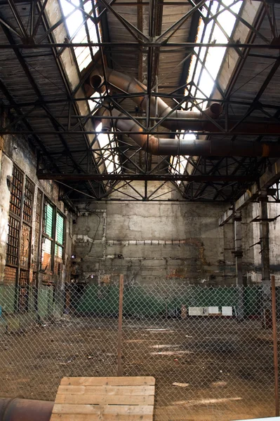 Пустой заброшенный завод — стоковое фото
