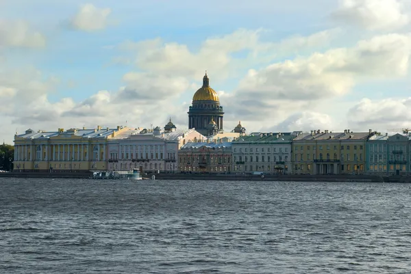 Floden Neva och St Isaac katedralen — Stockfoto