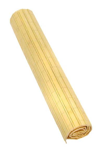 Beyaz zemin üzerine sarı bambu hasır — Stok fotoğraf