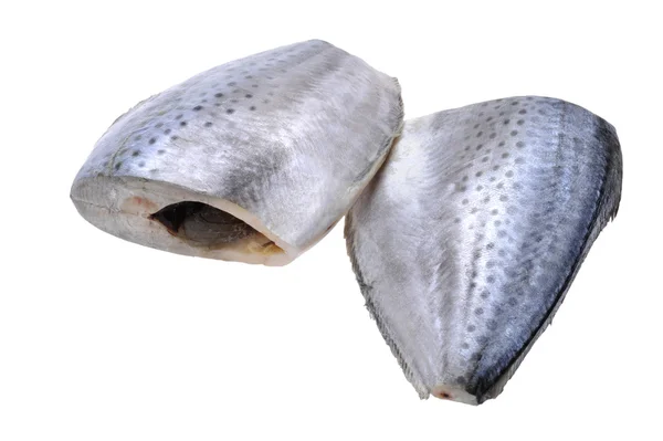 Сырая рыба на белом фоне — стоковое фото
