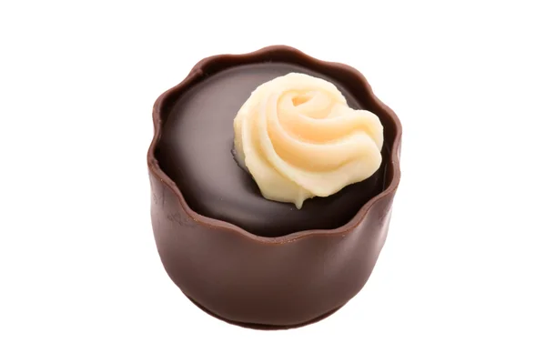 Brązowy cukierki czekoladowe na biały z bliska — Zdjęcie stockowe