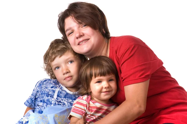 Portrét maminky s dětmi na bílém zblízk — Stockfoto