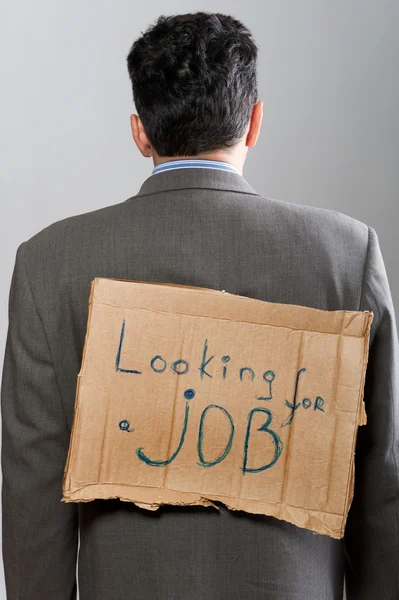 Mann mit Pappschild sucht Arbeit — Stockfoto