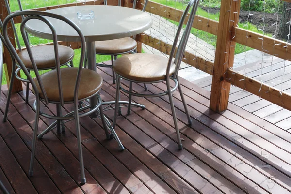 Stůl a židle na terase — Stock fotografie