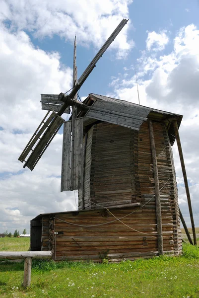 Vecchio mulino a vento in legno — Foto Stock