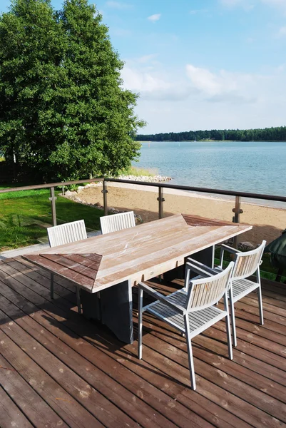 Due sedie a sdraio in legno sulla terrazza — Foto Stock