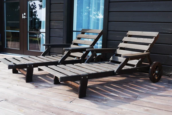 Due sedie a sdraio in legno sulla terrazza — Foto Stock