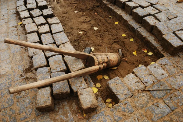Pedras e ferramentas para pavimentação — Fotografia de Stock