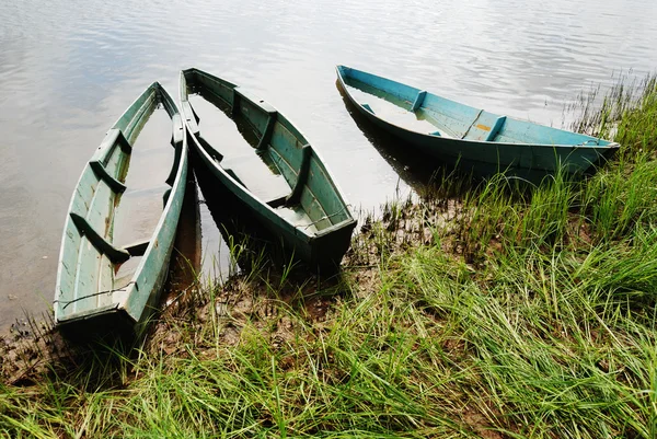 Trzy drewniane łodzie — Zdjęcie stockowe