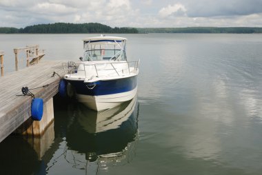 deniz kıyısı büyük beyaz tekne bağladı