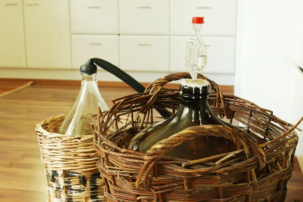 Bottiglie di vino fatto in casa — Foto Stock