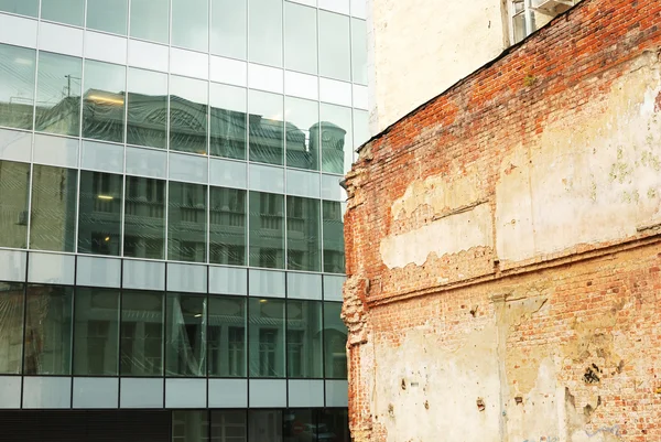 현대 건물 및 오래 된 벽돌 벽 — 스톡 사진