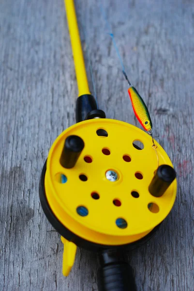Caña de pescar con carrete amarillo — Foto de Stock