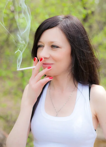 Szép nő, dohányzás — Stock Fotó