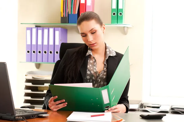 Business woman sitting in the office — Stock Photo, Image