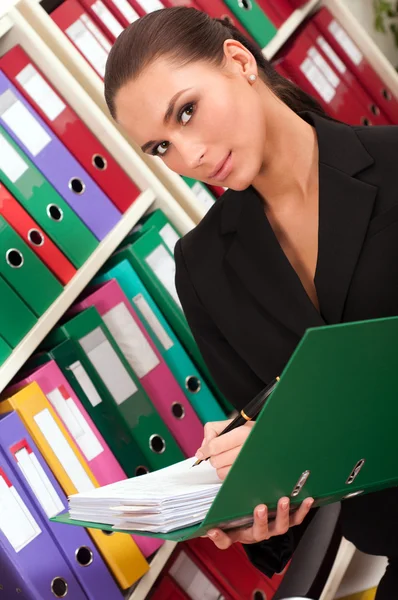 Biznes kobieta przed półki z folderów — Zdjęcie stockowe