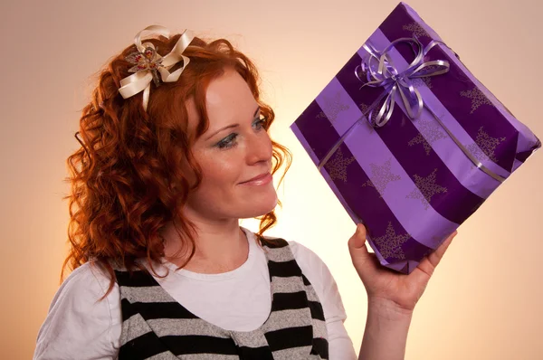 Возбужденная девушка с подарком — стоковое фото