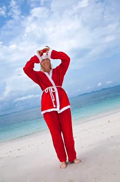 Jovem mulher na praia em traje de Papai Noel — Fotografia de Stock