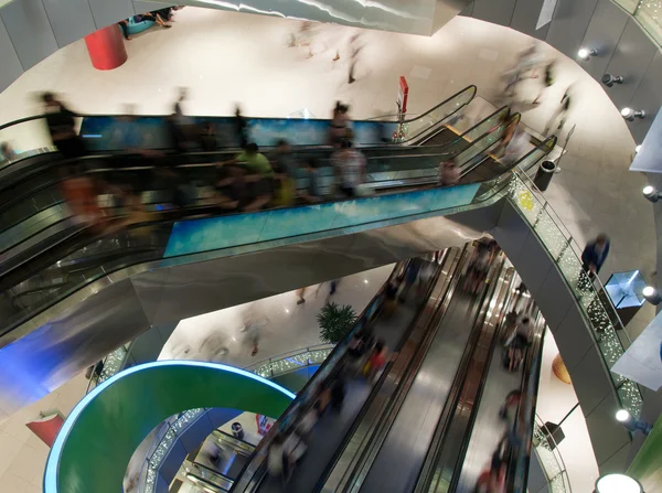 Multitud en el centro comercial — Foto de Stock